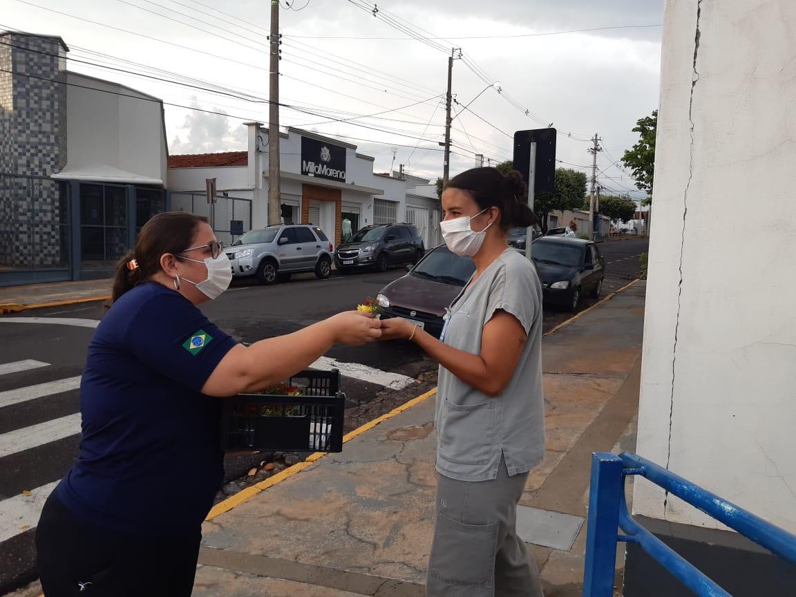 A Santa Casa de Birigui agradece pelas orações e as Minibanas (Flores de Luz), distribuídas para os profissionais da instituição