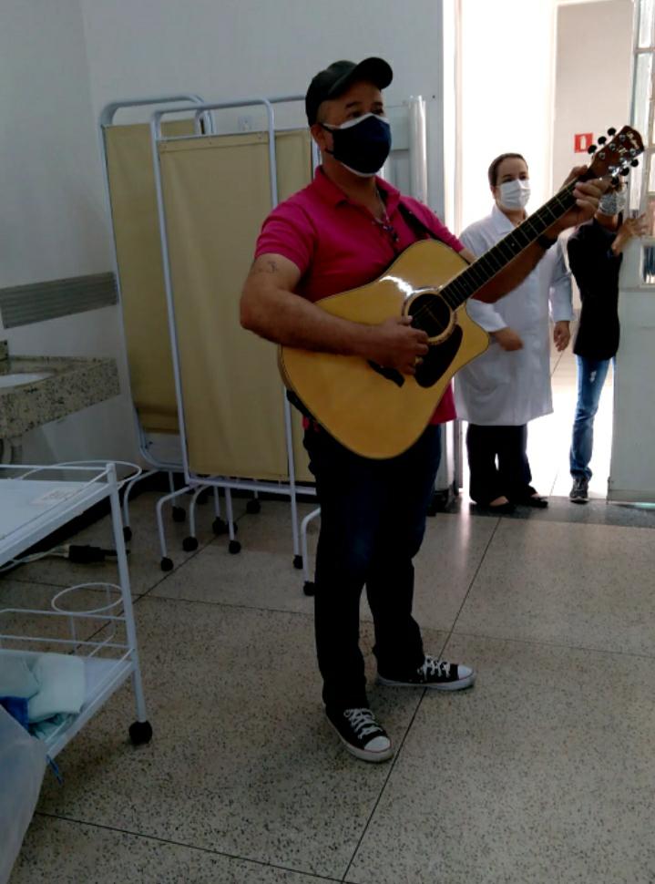 Música para trazer conforto, afeto e alegria para os pacientes e colaboradores