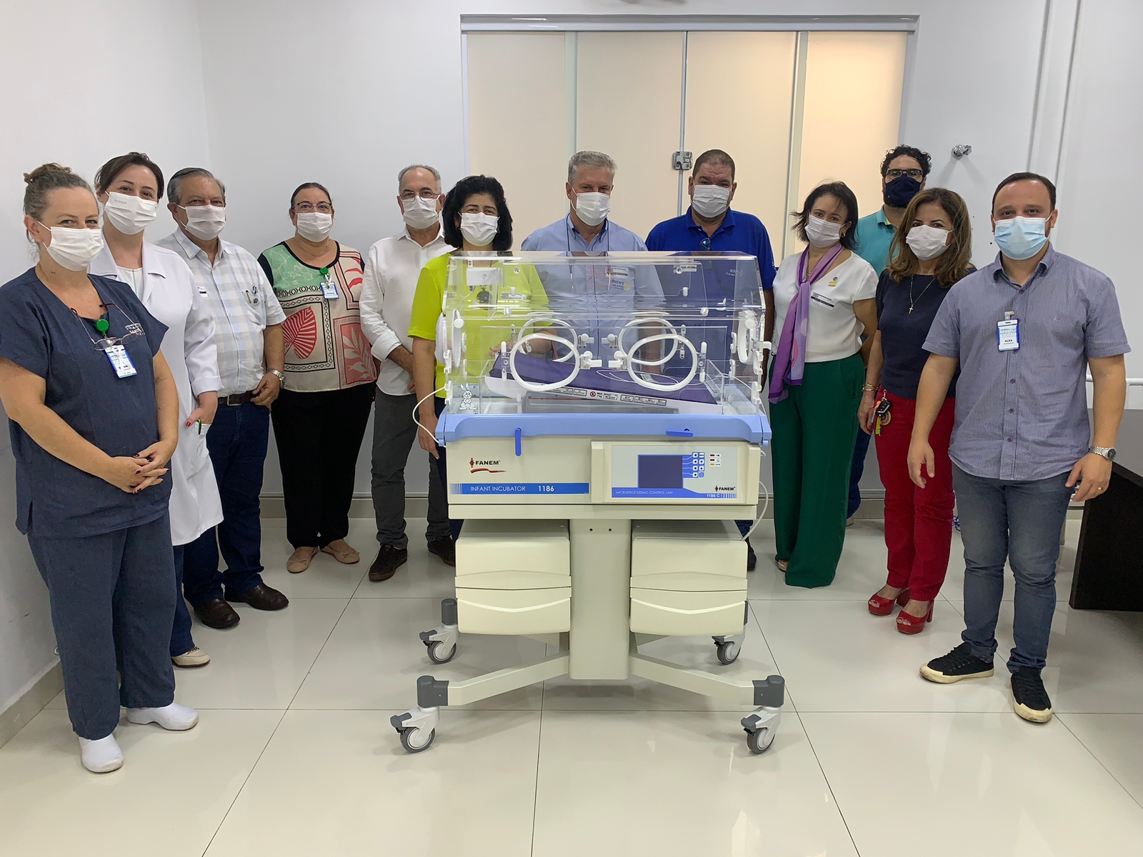Rotarys Clubs e parceiros doam incubadora para o berçário da Santa Casa