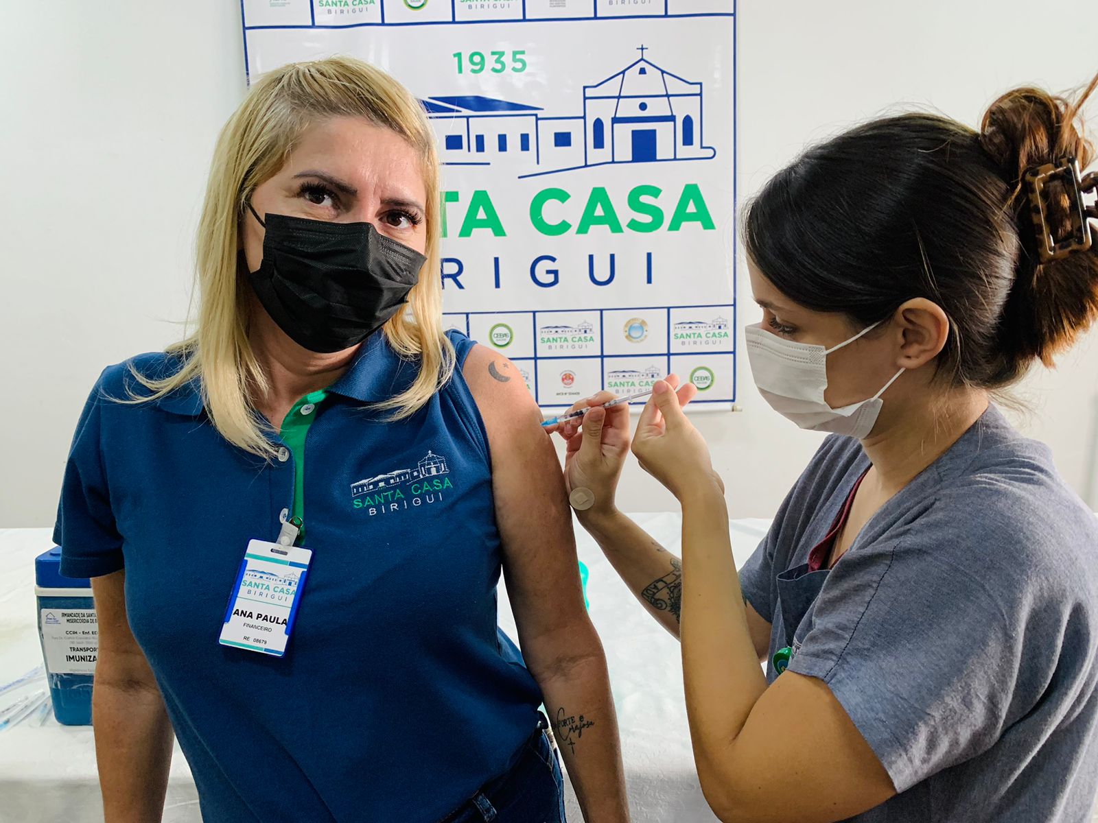 Colaboradores da Santa Casa são imunizados com a vacina bivalente contra a covid-19