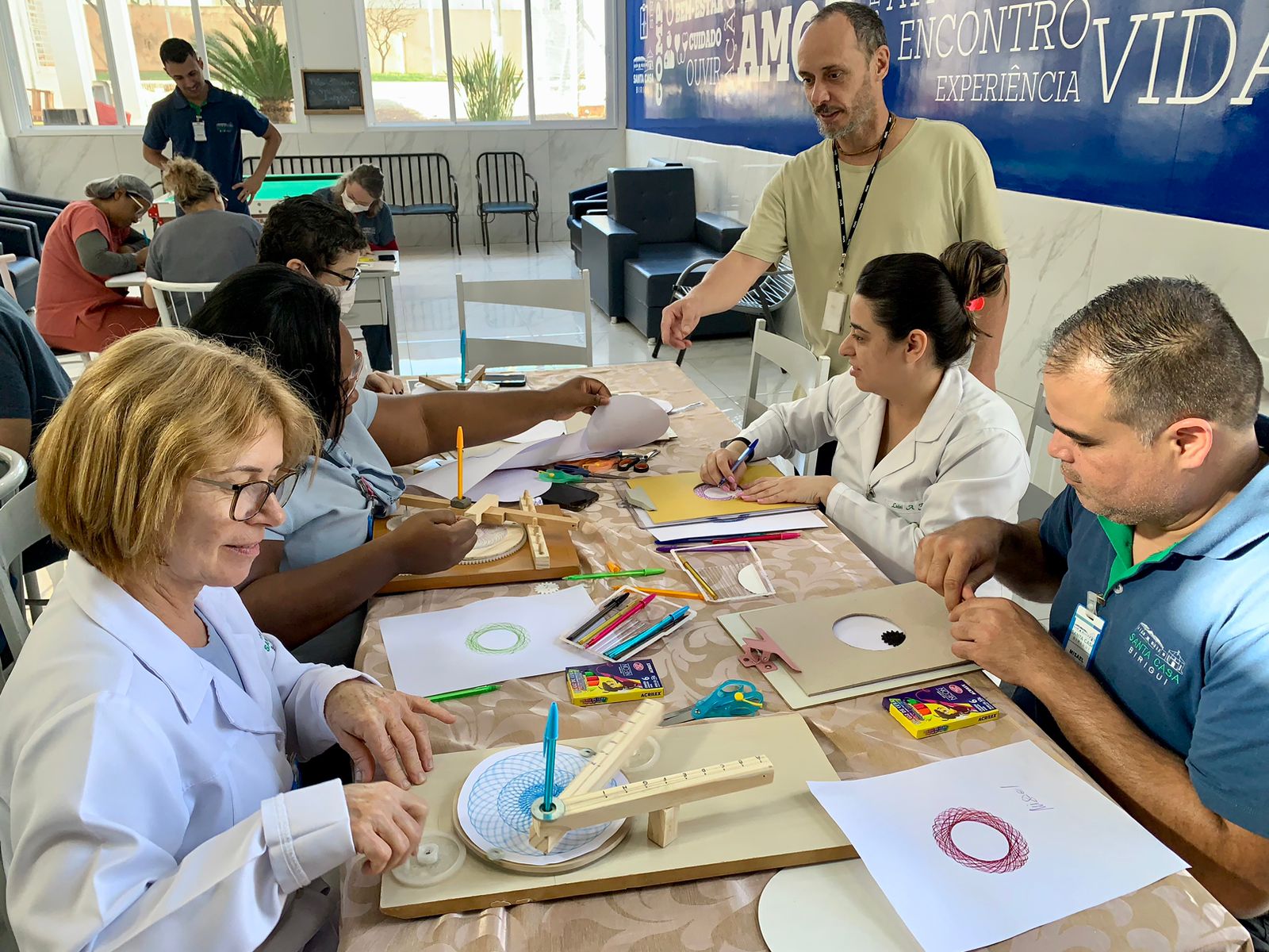 Sesc Birigui promove oficina desenho de mandalas para colaboradores da Santa Casa