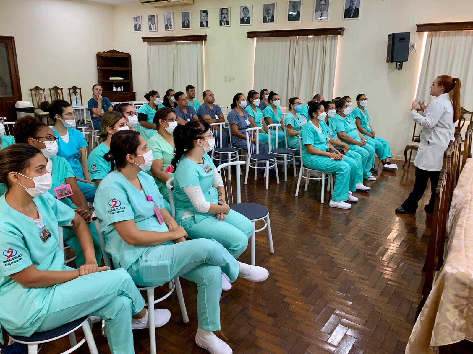 Enfermagem recebe orientação sobre higiene bucal em pacientes hospitalizados