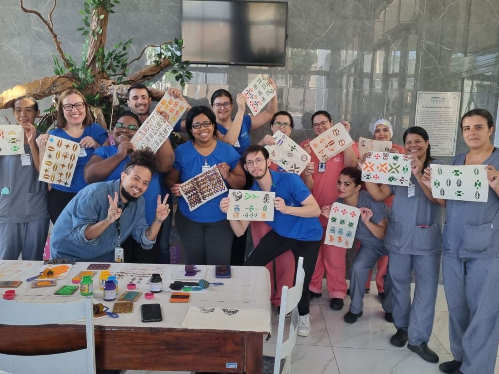 Sesc promove oficina carimbo com estampas africanas para colaboradores da Santa Casa