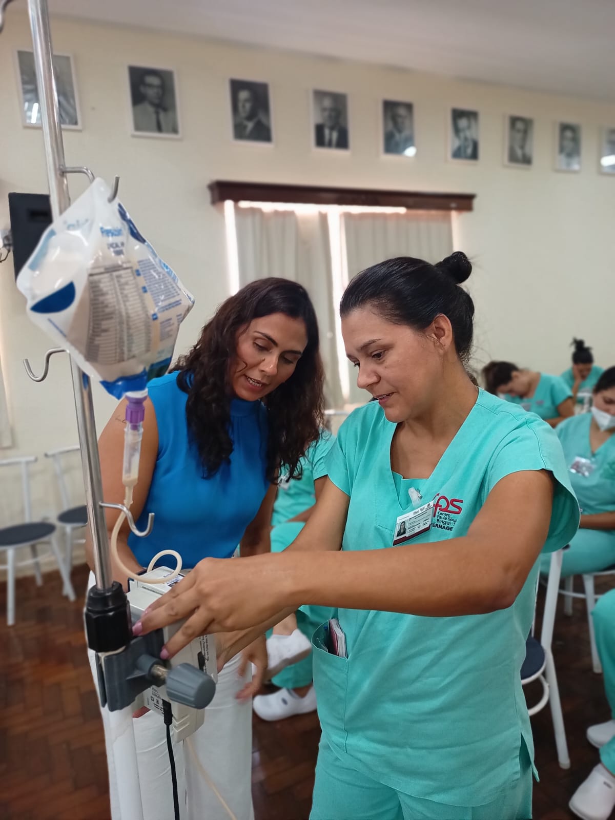 Capacitação sobre o uso de bombas de infusão contínua para dietas enterais é realizada na Santa Casa