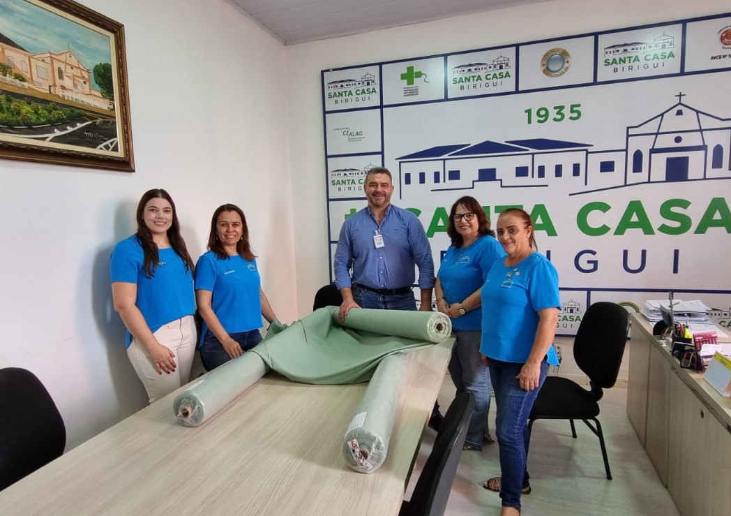 Santa Casa recebe doação de 160 metros de tecido para lençóis.
